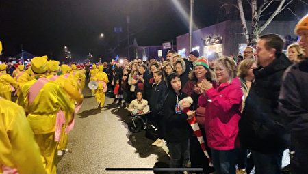 法輪大法腰鼓隊參加康州老塞布魯克鎮的聖誕笛鼓遊行，獲得沿途觀衆的熱烈歡迎。