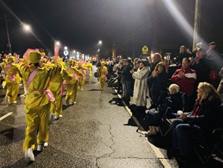 法輪大法腰鼓隊參加康州老塞布魯克鎮的聖誕笛鼓遊行，獲得沿途觀衆的熱烈歡迎。