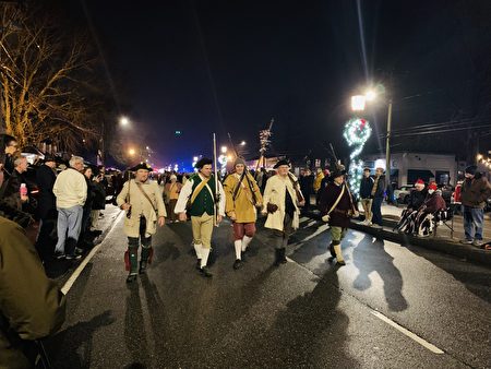 2021年12月11日，康州最古老小鎮——老塞布魯克鎮的聖誕笛鼓遊行，圖為身穿美國殖民時期服飾的遊行隊伍。