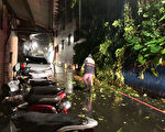 基隆连夜间歇性大雨  土石夹带树木崩落