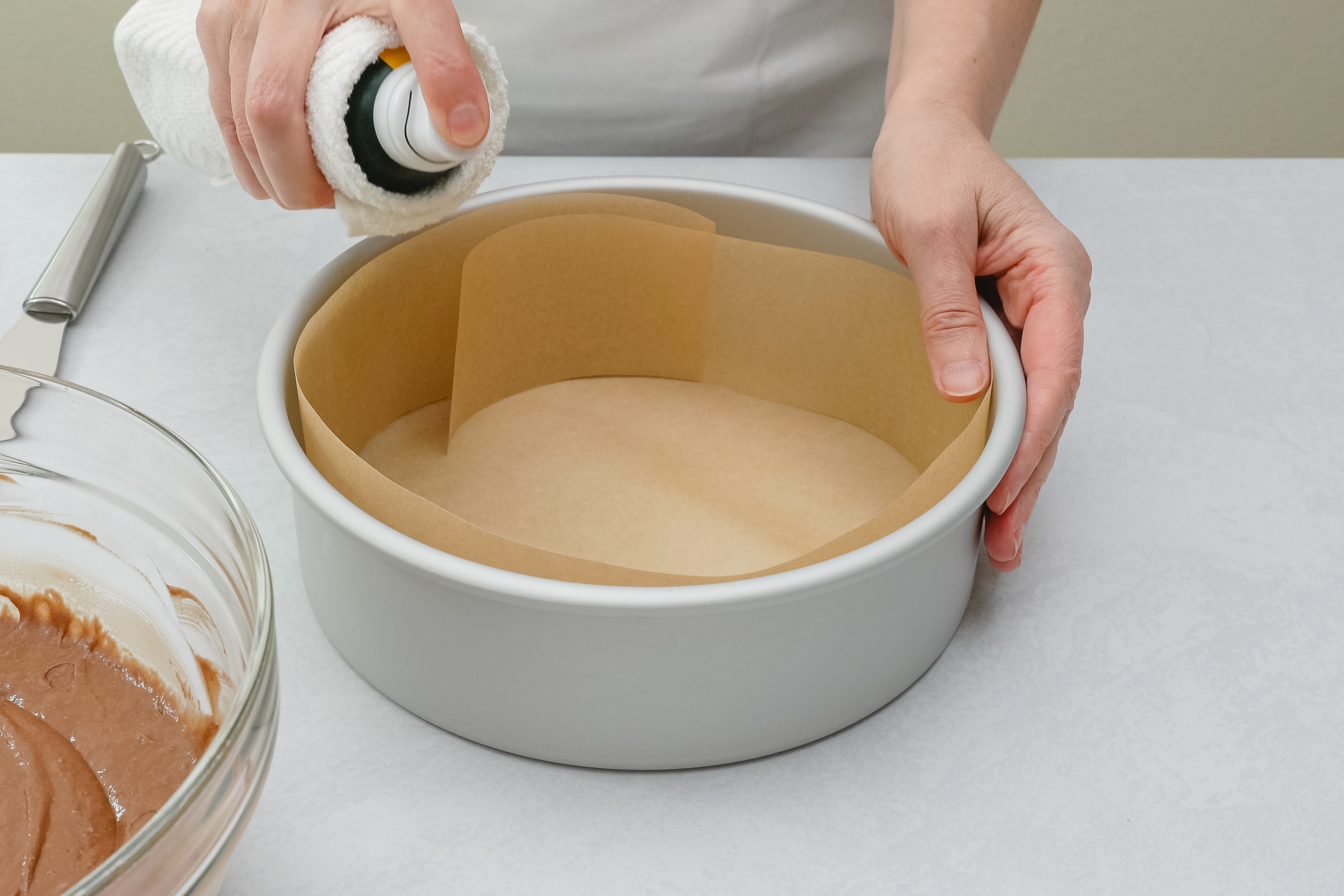 烤盘喷油，再铺上烘培纸，可防止烘培纸滑动。(Shutterstock)