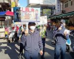 防制交通事故  桃园市大园警走入市场举牌宣导