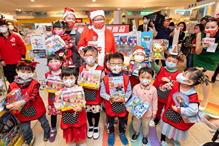 郑文灿市长现场与小朋友互动发放圣诞礼物。