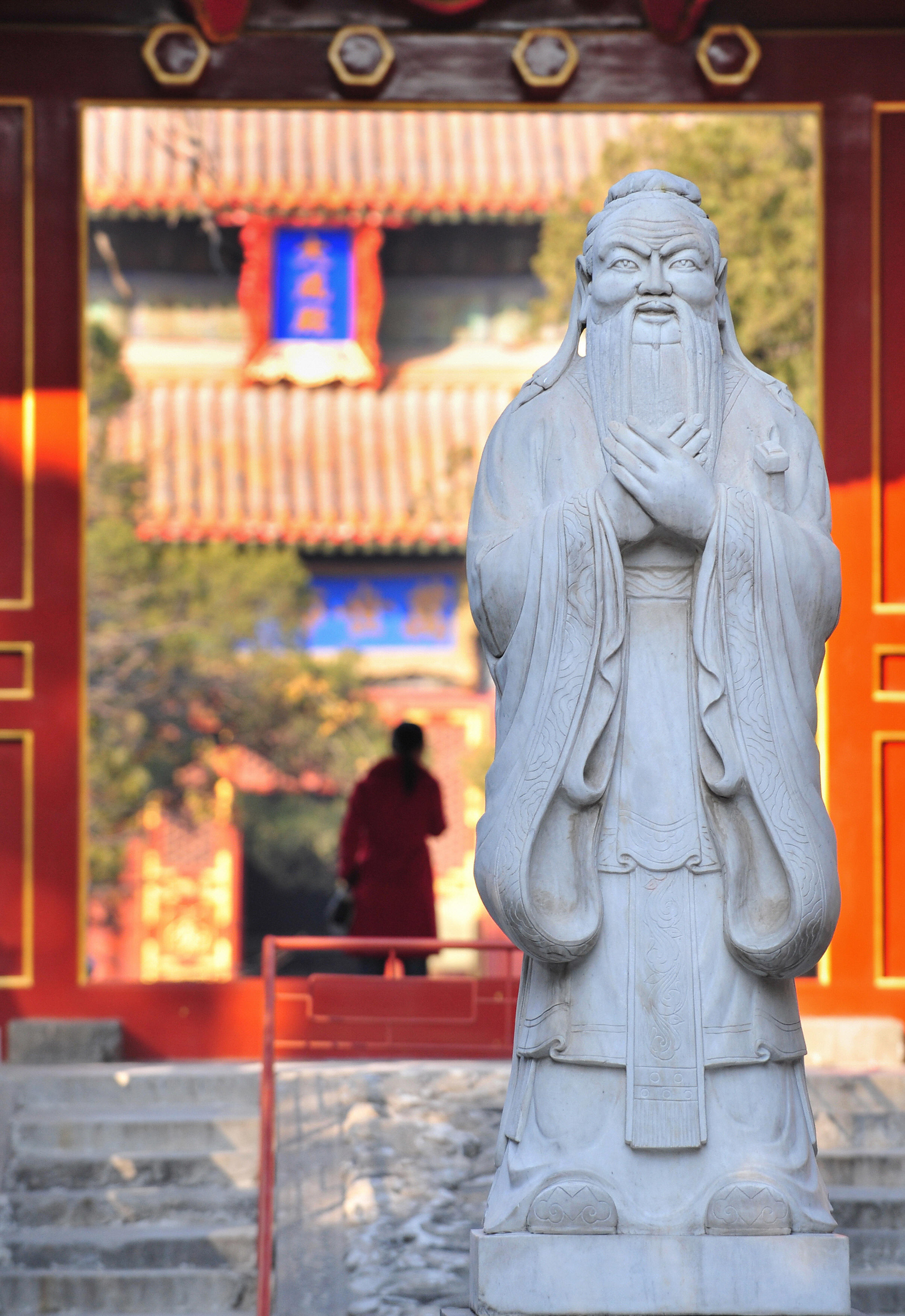 孔子所講的仁愛,是克己復禮、是己所不欲而勿施於人。圖為北京孔廟裡的孔子雕像。(Frederic J. Brown/AFP)