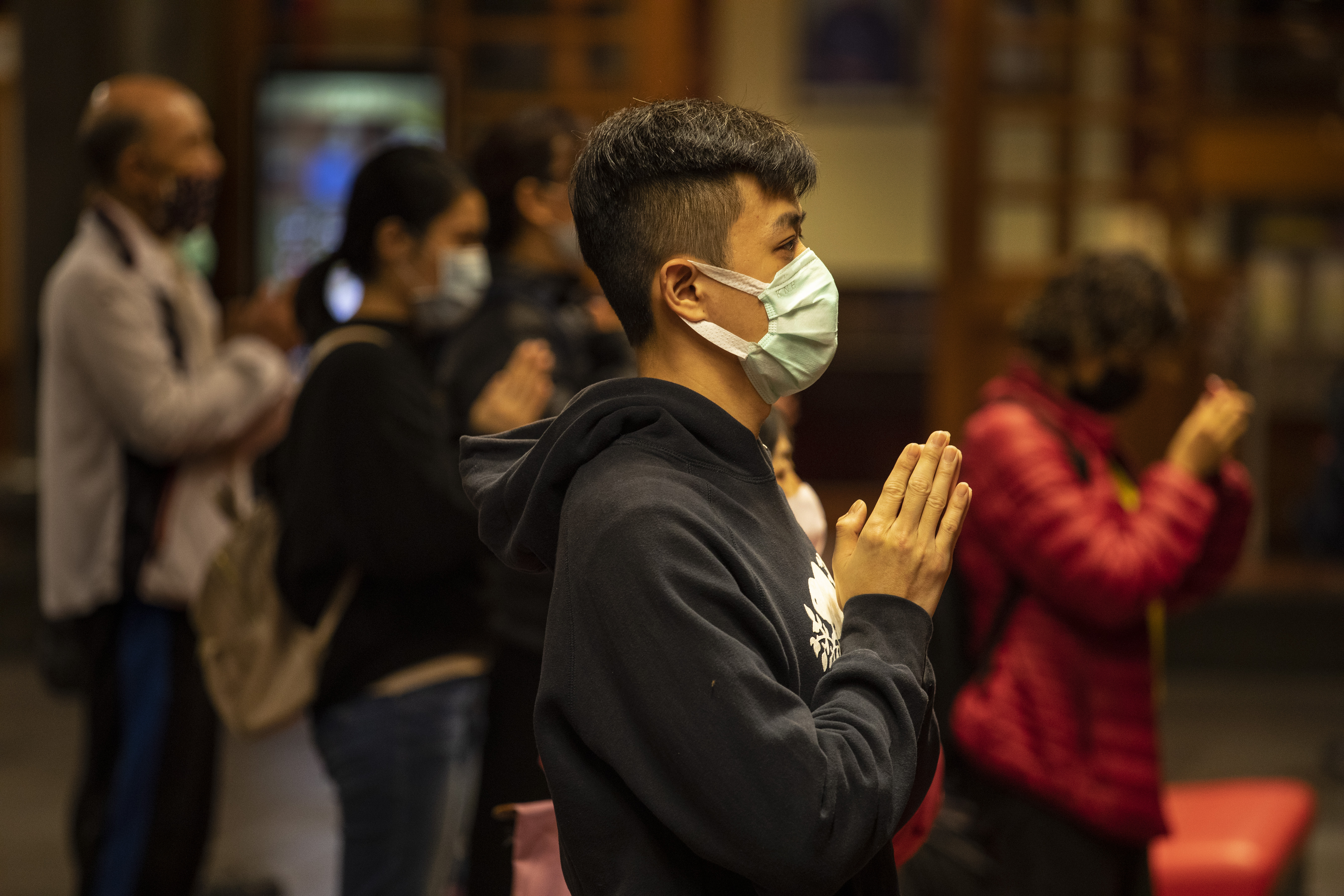 東西方傳統文化所包含的內容都不過是兩個方面:信仰和人道。圖為在台灣廟宇裡祈禱的人們。(Paula Bronstein/Getty Images)