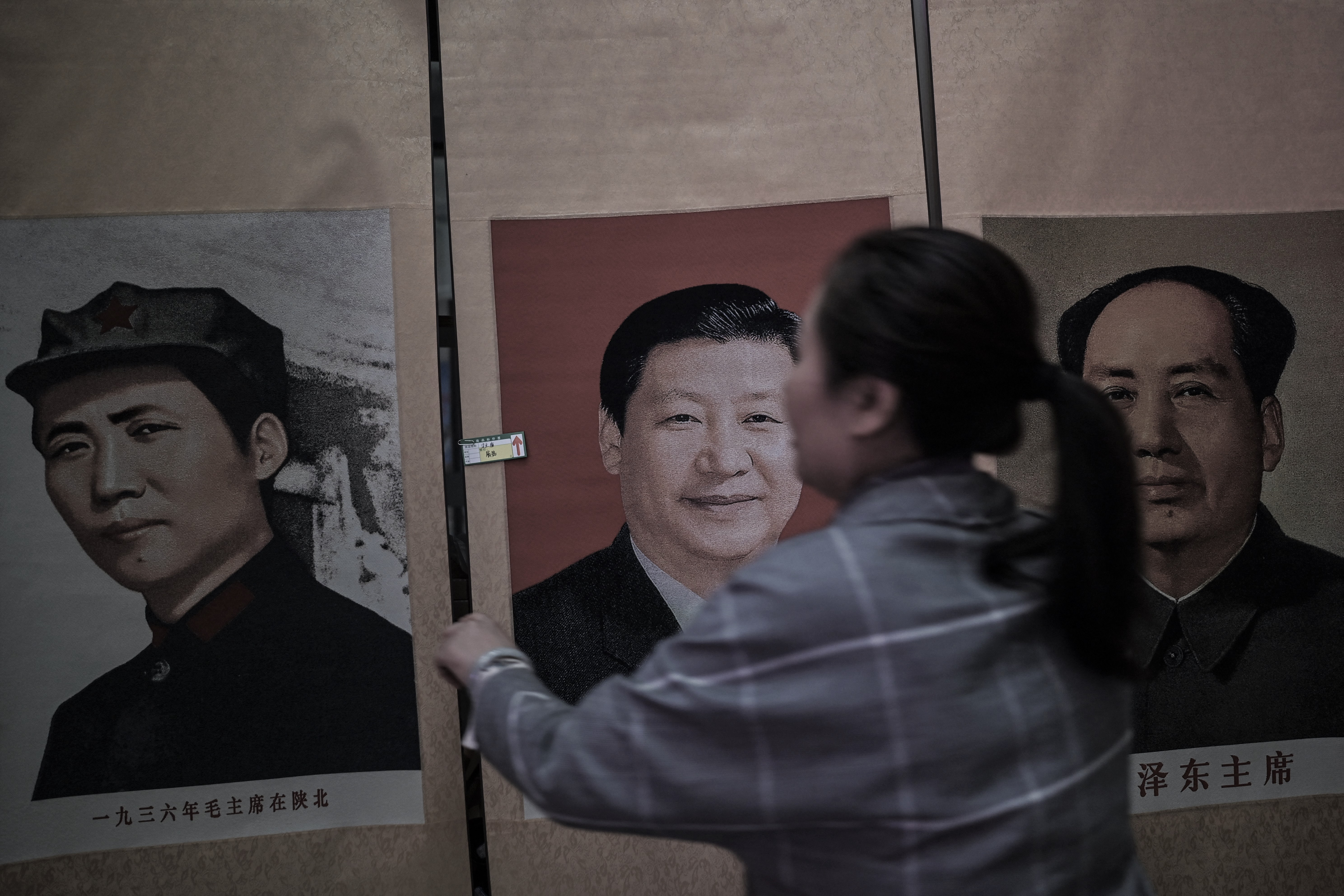 中共自毛澤東到習近平,其口號從百年前的所謂反帝反封建到今天的民族復興,夢想的畫餅越畫越大,已經忽悠了中國民眾超過一個世紀的時間。(Hector Retamal / AFP)