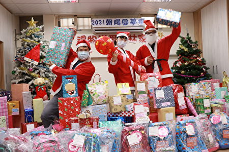  云林家扶社工们装扮成圣诞老公公，准备发送礼物到家扶学童手上。