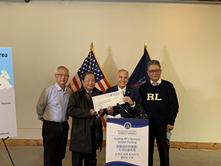 迪納波利向法拉盛華商會撥1,500元,從左至右:總幹事王能、首席顧問杜彼得、州主計長迪納波利、理事長王耀明。