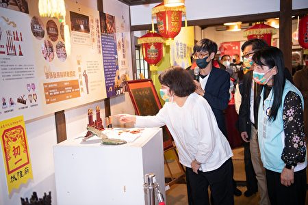 市長參觀城隍廟文創商品。