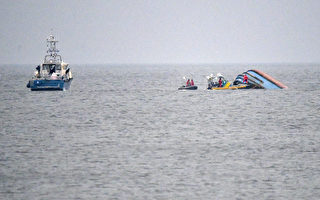 组图：丹麦船只遭撞击后翻覆 瑞典协助搜救