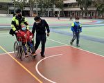 婦人公投後突感身體不適 員警協助送回家