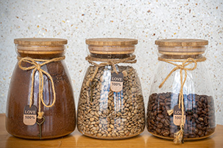 Coffee,Beans,,Ground,Coffee,And,Green,Coffee,In,Glass,Jars