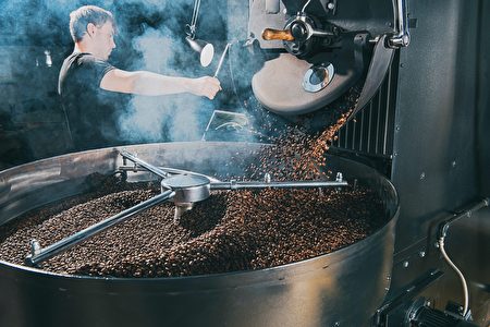 Professional,Male,Roaster,Loading,Container,Of,Steaming,Machine,With,Coffee