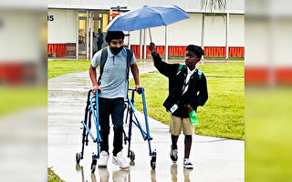 八年级男孩主动为脑瘫同学撑雨伞 感动社区