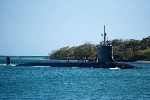 2018年7月6日，美军的维吉尼亚级攻击潜艇夏威夷号（SSN 776）驶入夏威夷珍珠港。（美国海军）