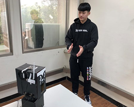中原电机黄丰楷同学示范以手势控制“旋转式智慧音箱”，希望此发明能帮助喑哑人士。