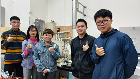 中原大学化工系黄郁慈老师(图左二)带领生物资源科技研究室团队钻研新的废水处理技术。