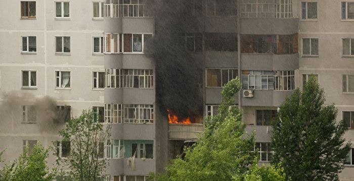 惊险画面：纽约公寓失火 姊弟爬水管逃生