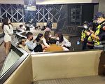 全力防止街头暴力  中坜百警临检八大场所