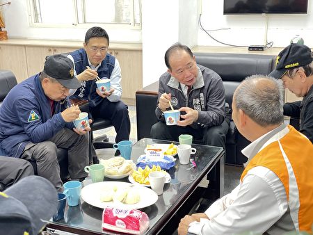 桃园市警察局长陈国进与同仁们一同享用象征团圆的汤圆。