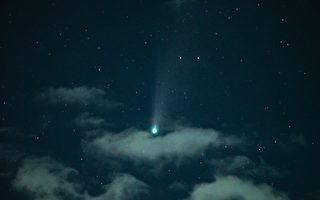 四万年一见 圣诞彗星划过澳洲夜空