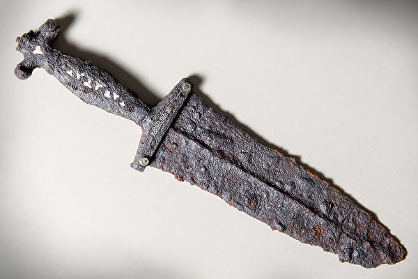两千年前的罗马匕首惊现瑞士 或为战场遗物