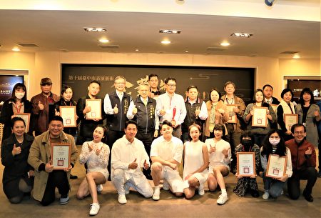 12组团队获颁“台中市杰出演艺团队”奖状。