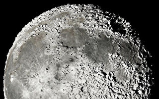20万张照片合成的月球照 每个凹坑清晰可见