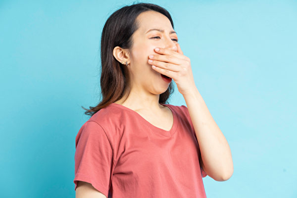 若有口臭困擾，按壓手腳上的3個穴道可改善。(Shutterstock)