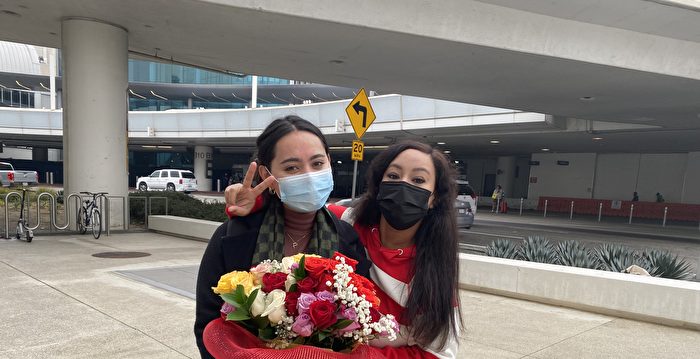 旅人圣诞团圆谢神恩 洛城机场溢温馨