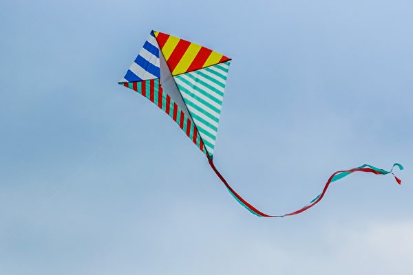 斯里蘭卡男子放風箏被拉到9米空中 場面驚險