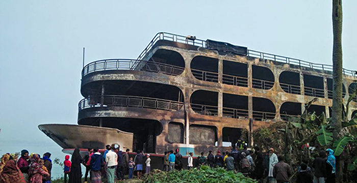 孟加拉三层渡轮起火 37死百人伤