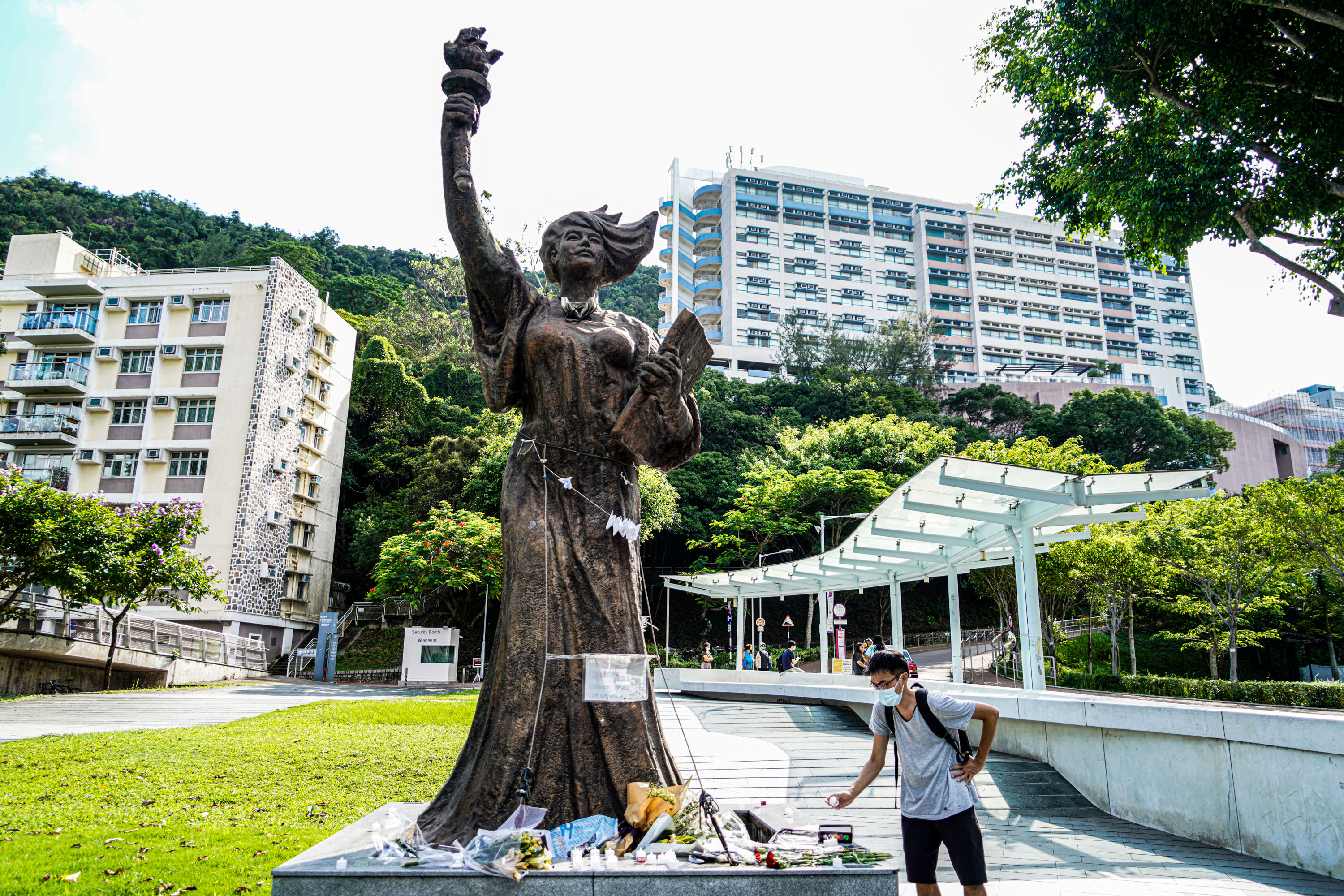 2021年6月7日，香港中文大學，屹立於校內的新民主女神銅像。（余鋼／大紀元）