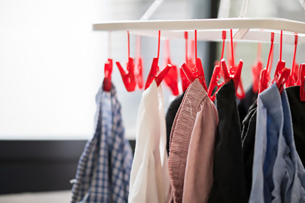 在室内——特别是湿冷天气晾衣服，有7个方法让衣服快速晾干，防臭味。(Shutterstock)