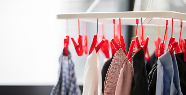 在室內——特別是濕冷天氣晾衣服，有7個方法讓衣服快速晾乾，防臭味。(Shutterstock)