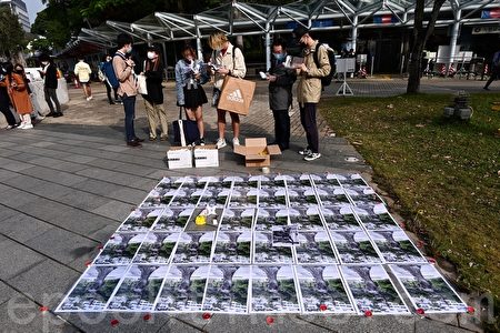 组图 香港中大民主女神像遭拆市民悼念 中文大学 移除 铜像 大纪元