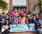 前县长卓伯源捐羽绒外套 家扶儿暖在身