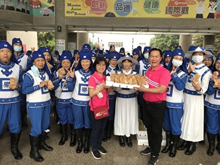 萬丹鄉蕭姓村長特地送來了在地名產紅豆餅一百五十份、共三百顆供團員品嚐。