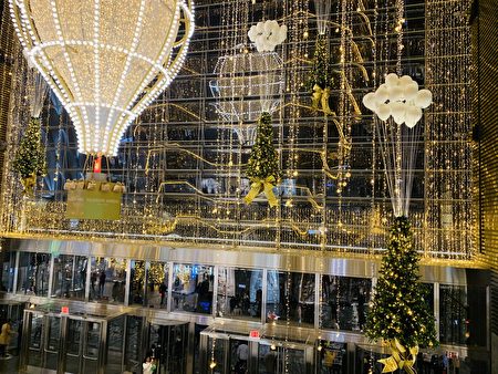 哈德遜城市廣場的商場內布置的聖誕燈景。