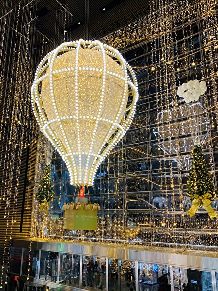 哈德遜城市廣場的商場內布置的熱氣球聖誕燈景。