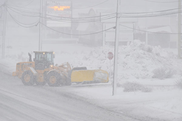強風大雪襲擊塞拉山 80號、50號州際公路暫封閉