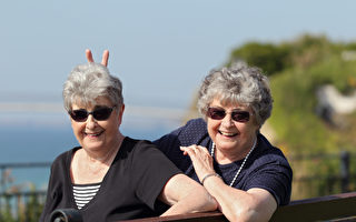 101岁双胞胎相隔80英里 每周都见面