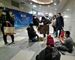 擔心街友失溫挨餓  志工提供禦寒物質及食物