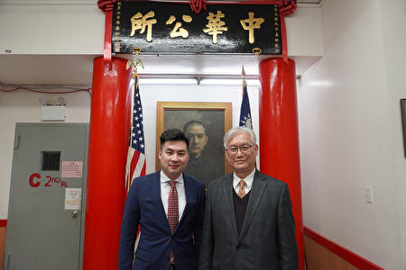 2021年12月27日，國民黨副主席夏立言（右）攜國民黨駐華府代表處主任黃裕鈞（左）拜訪紐約中華公所。