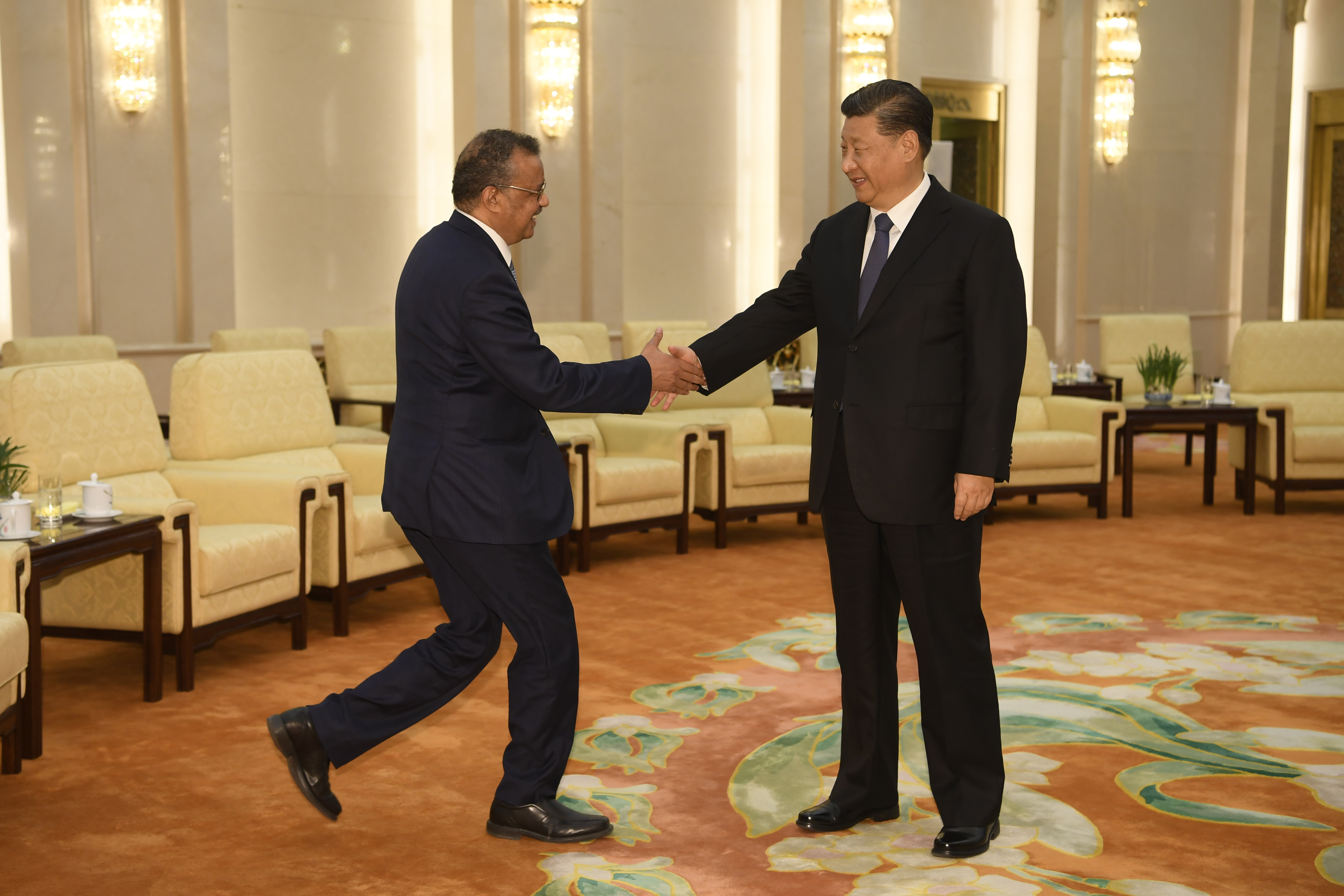 世衛(WHO)總幹事譚德塞(圖左)於2020年瘟疫爆發初期為中共隱匿疫情,最終導致全球大流行。圖為譚德塞與習近平2020年1月28日在北京會晤。(Naohiko Hatta/AFP)
