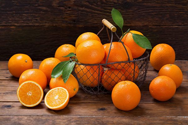 黄澄澄的柳橙（柳丁、橙子），从果肉到皮都有食用价值。(Shutterstock)