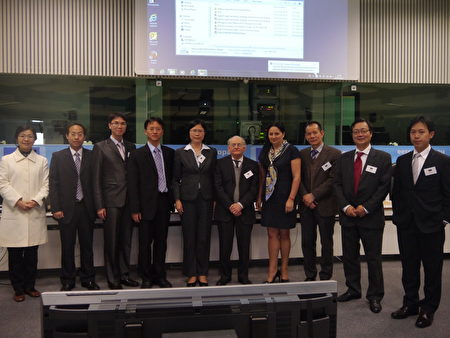 周明輝醫師(左三)在歐洲經濟社會委員會與官員及同行台灣國際器官移植關懷協會成員合影。