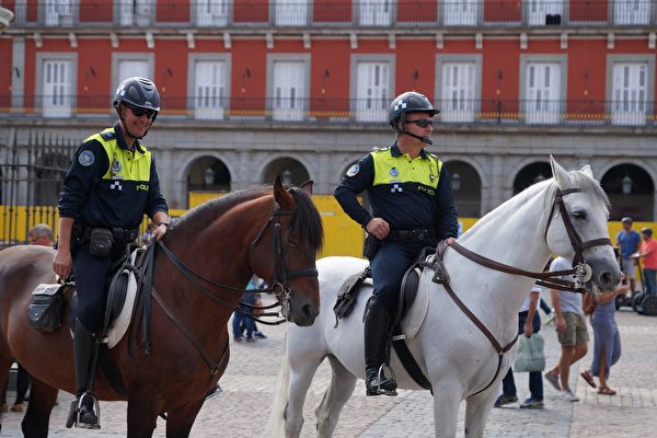 为什么有些地区的警察在值勤时骑马？