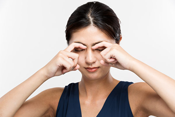 按摩眼周穴道，可改善黑眼圈。(Shutterstock)