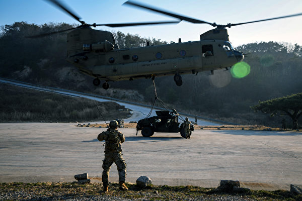 3月25日，驻韩国的美军在训练中使用CH-47重型直升机吊运战术车辆。（美国印太司令部）